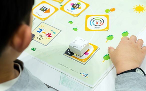 ロボットトイ「toio（トイオ）」を触って、遊んで、学ぶ。何度も試してたどりつく成功体験を。