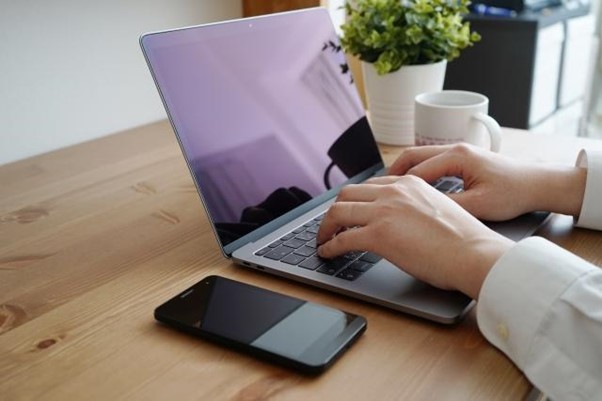 インターネットの回線が遅いと感じる原因は?